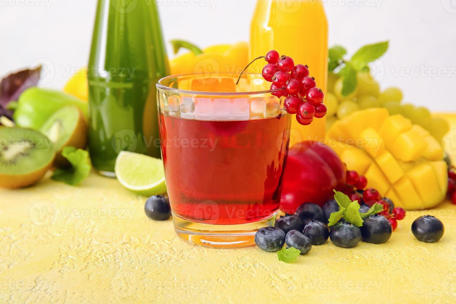 verre avec jus sain, fruits et légumes sur fond de couleur photo