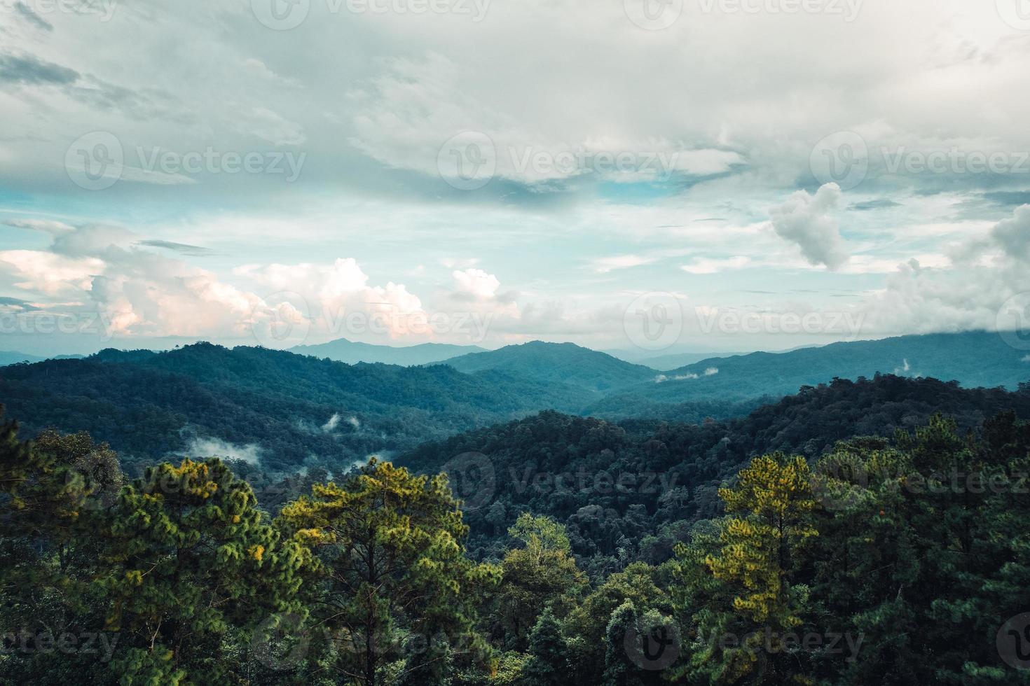 montagnes et routes pendant la journée photo