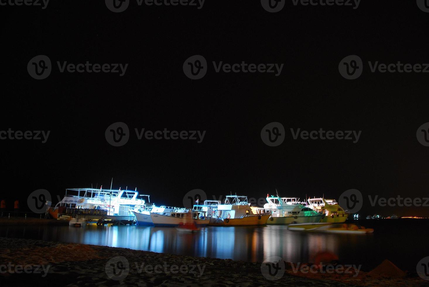 bateau illuminé la nuit photo