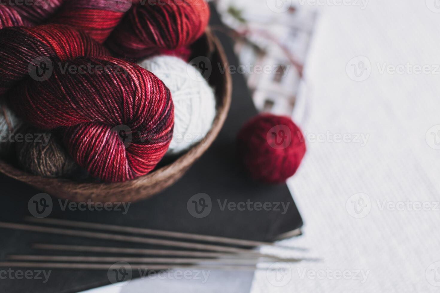 écheveaux et des balles de la laine fil pour main tricot dans une panier. concept pour Fait main. photo