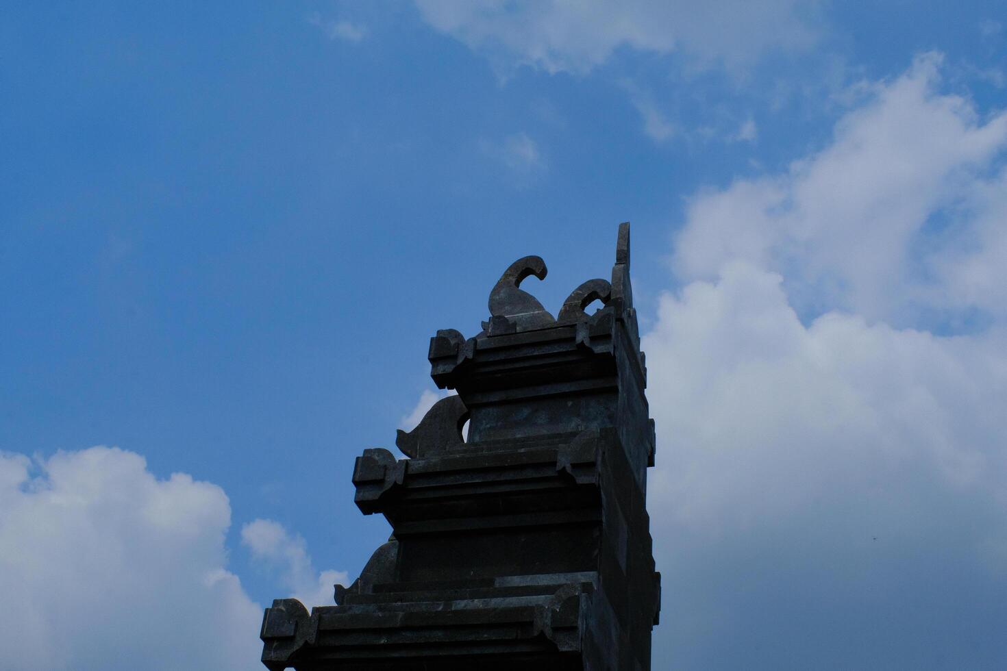 architectural la photographie. architectural beauté. vue de le porte avec une typique balinais architectural style. porte avec vue de nuageux bleu ciel. bandung, Indonésie photo