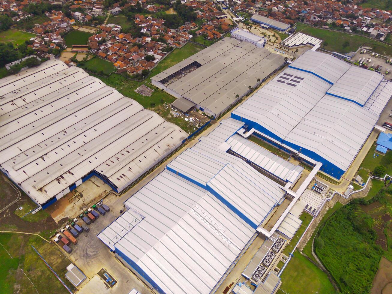 casse-croûte usine sur le faubourgs de ville. aérien vue de usine dans Montagne vallée, bandung - Indonésie. nourriture industrie. au-dessus de. aérien paysages. coup de une drone. photo