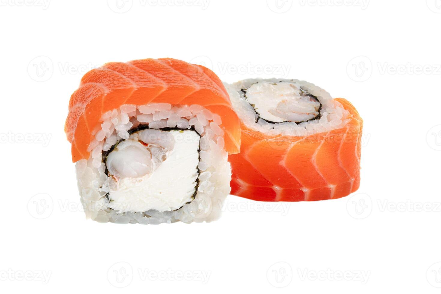 Sushi fermer isolé sur blanc Contexte. Sushi rouleau avec rouge poisson, truite, crême Philadelphia fromage et anguille. Japonais restaurant menu. photo