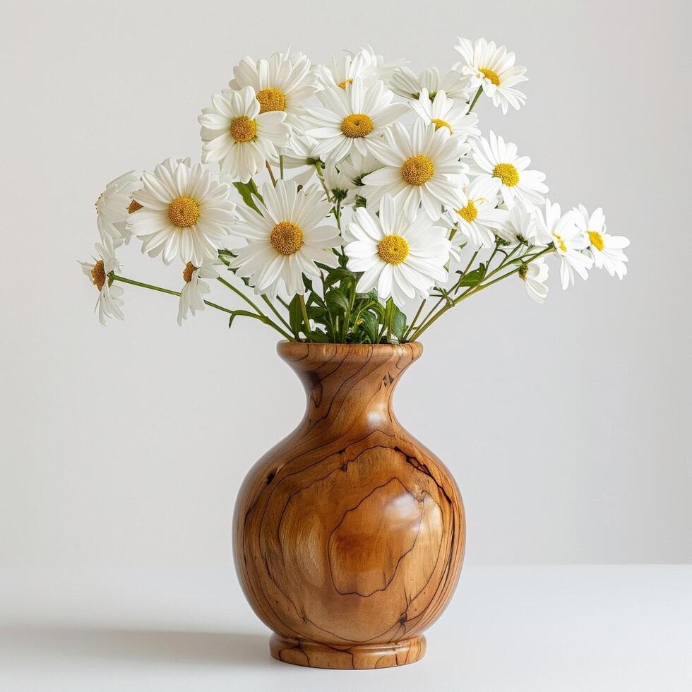 Fait main en bois vase montrant une bouquet de marguerites. photo