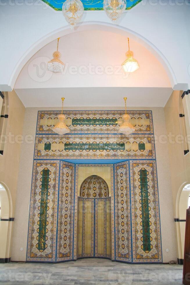 magnifique musulman mosquée dans bleu ciels et herbe photo