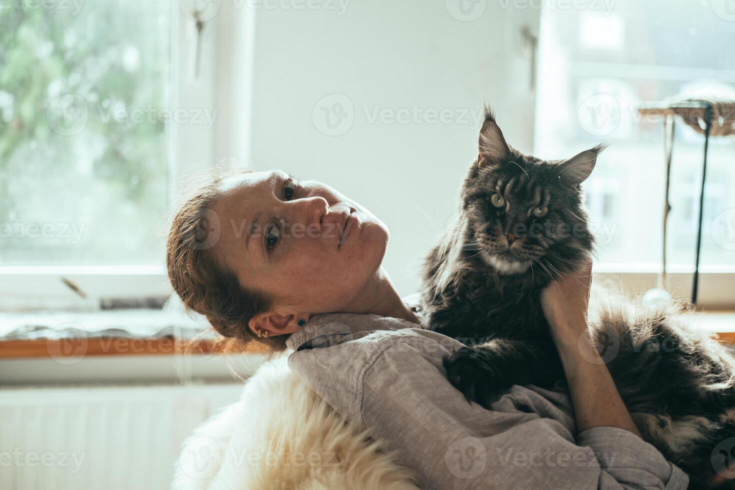 réfléchissant femme avec Maine nègre chat photo