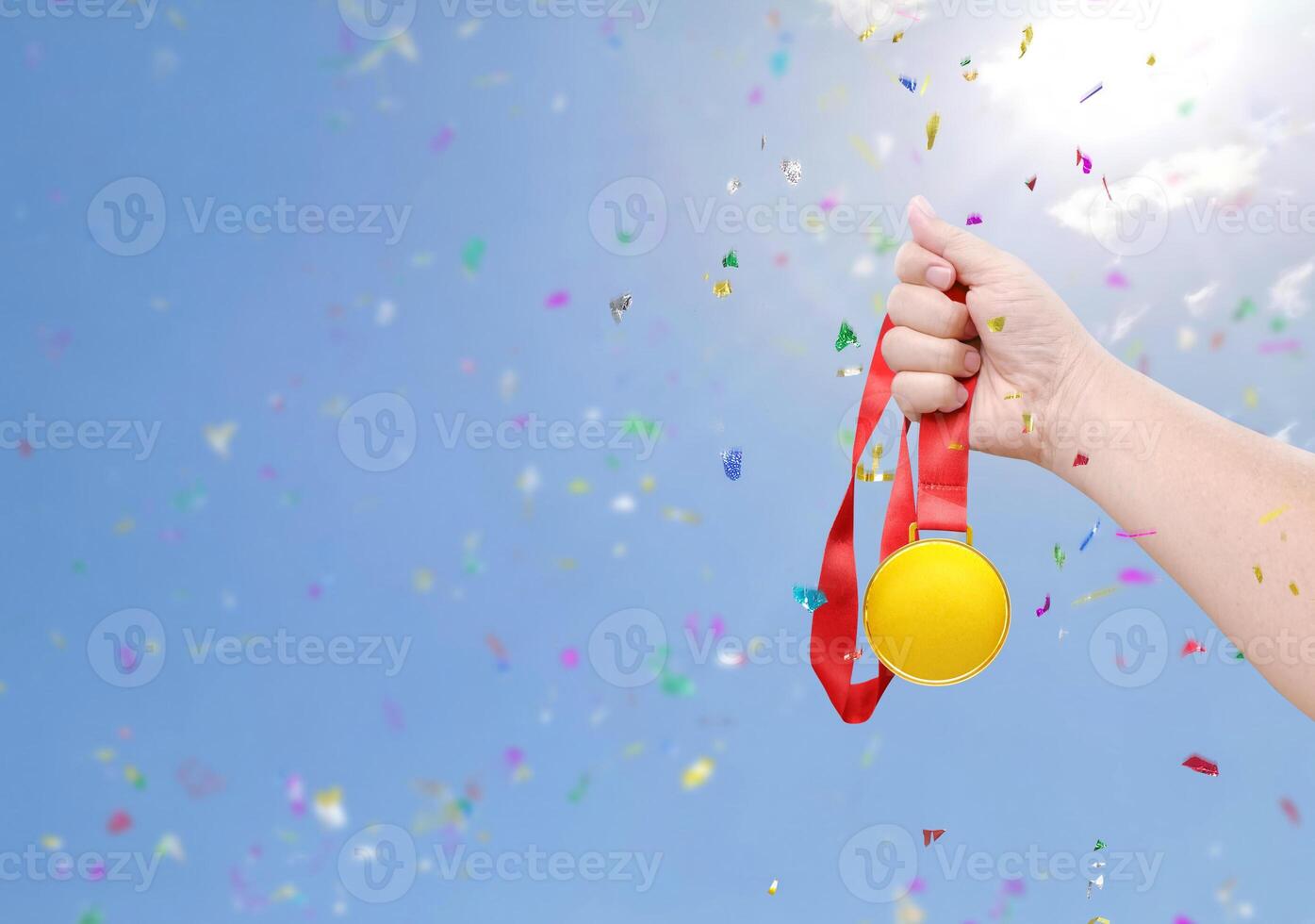 en portant une or médaille célébrer Succès ciel Contexte photo