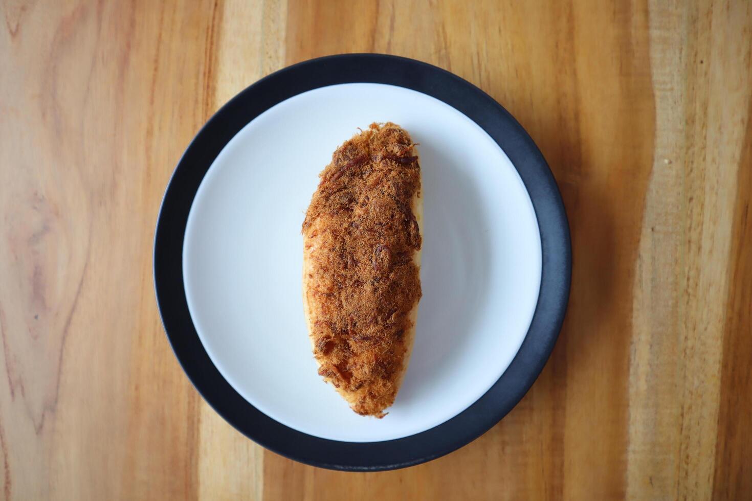 une assiette de déchiqueté poulet pain sur le table photo