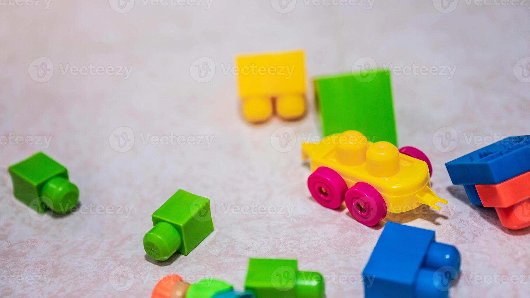 coloré jouet blocs pour Créatif jouer. photo