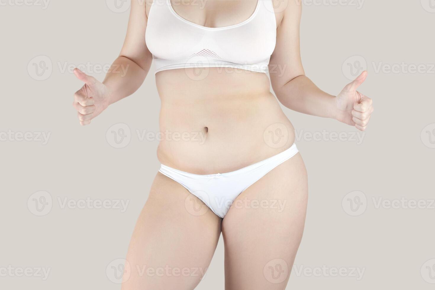corps positif concept. une femme avec excès ventre graisse aime sa corps. elle est content nu photo