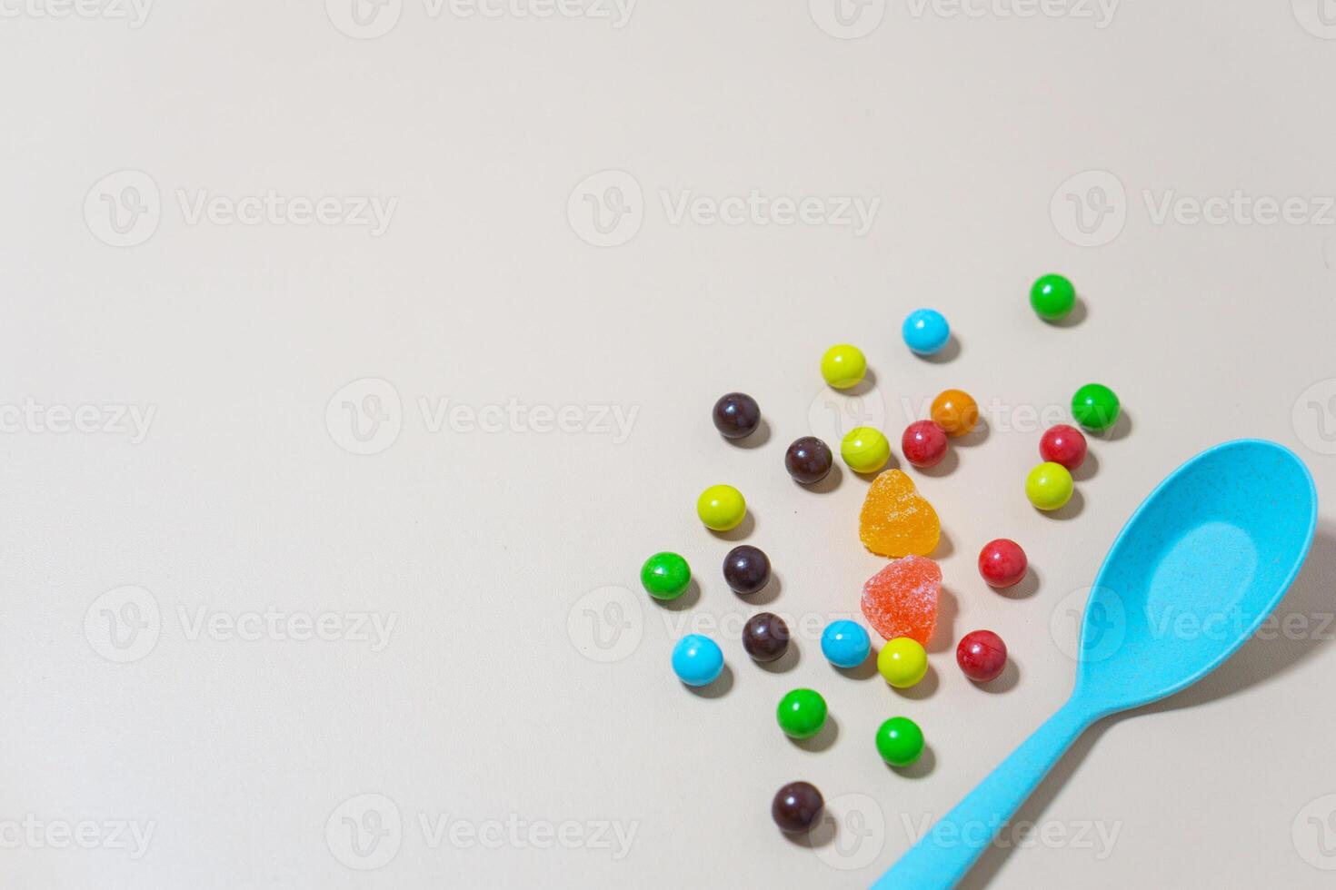cœur en forme de bonbons et multi coloré marbre bonbons avec cuillère sur isolé sur blanc Contexte. photo