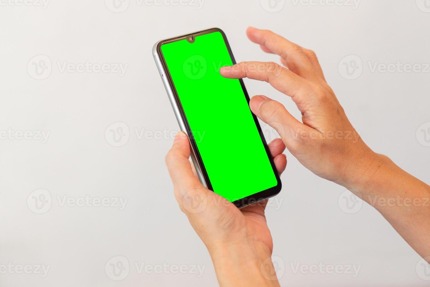 femmes main en portant intelligent mobile téléphone avec Vide vert écran sur isolé blanc Contexte photo