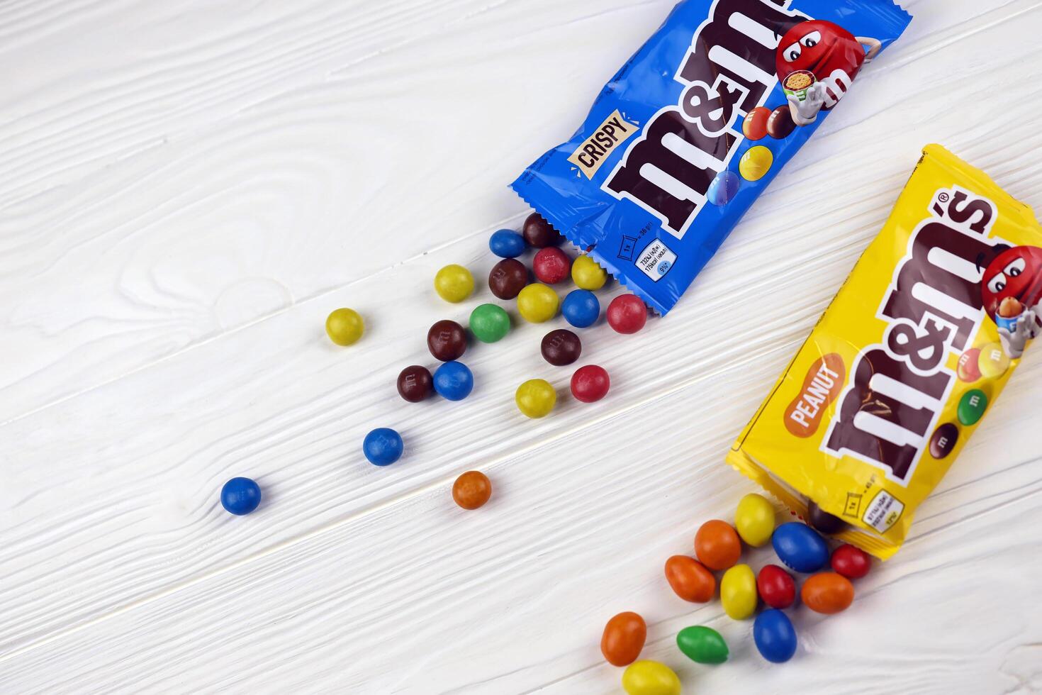 Kharkiv, Ukraine - janvier 2, 2021 m et SP coloré bouton en forme de Chocolat des sucreries. multi coloré des chocolats chaque de lequel a le lettre m imprimé dans inférieur Cas dans blanc photo