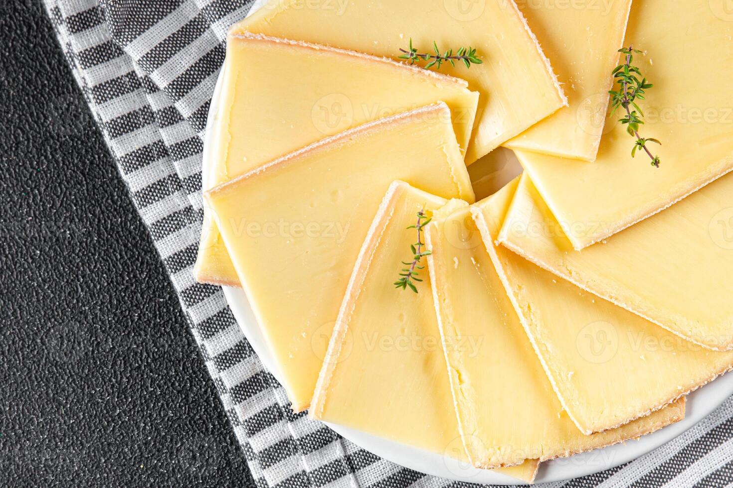 fromage raclette savoureux en mangeant apéritif repas nourriture casse-croûte sur le table copie espace nourriture Contexte photo