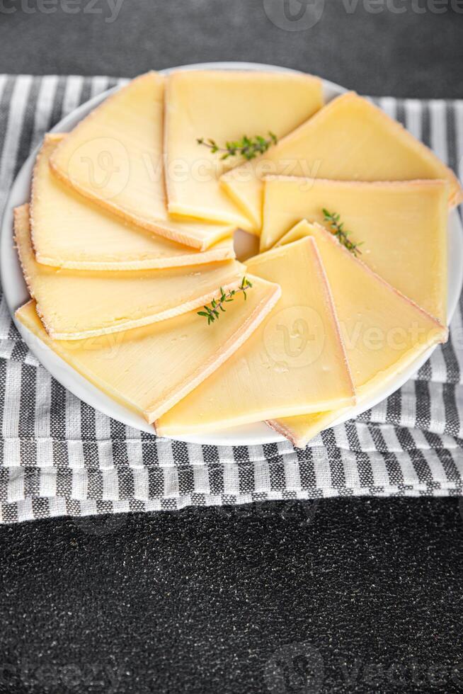 fromage raclette savoureux en mangeant apéritif repas nourriture casse-croûte sur le table copie espace nourriture Contexte photo