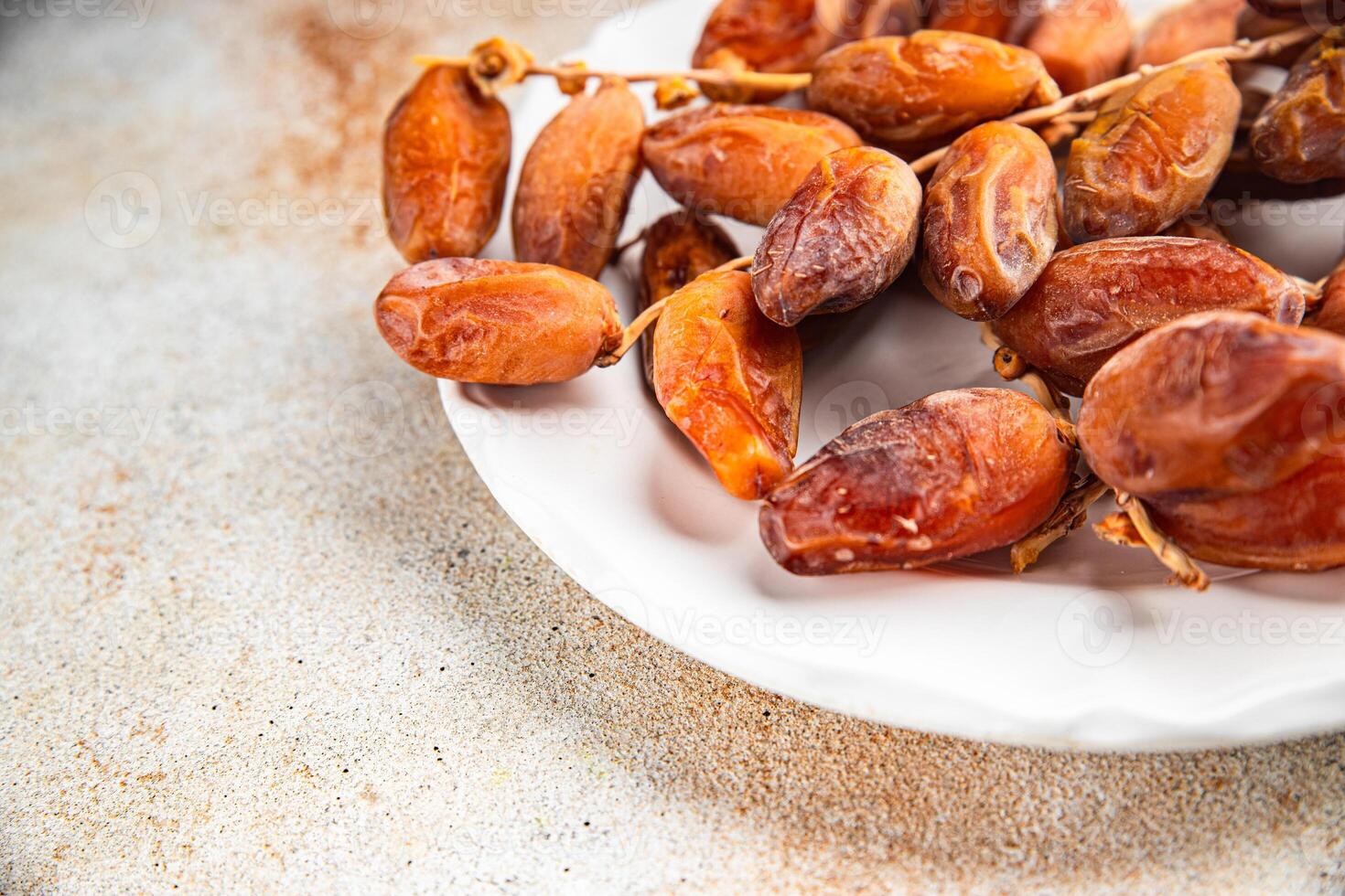 Date sur une branche séché sucré fruit Frais apéritif repas nourriture casse-croûte sur le table copie espace nourriture Contexte rustique Haut vue photo