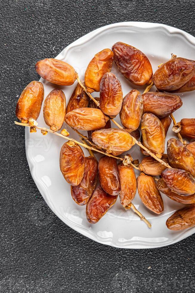 Date sur une branche séché sucré fruit Frais repas nourriture casse-croûte sur le table copie espace nourriture Contexte photo