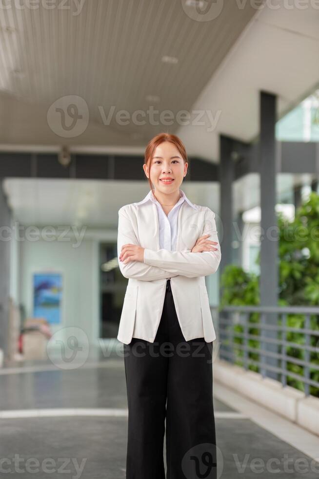 réussi affaires femme permanent à l'extérieur une Bureau bâtiment photo