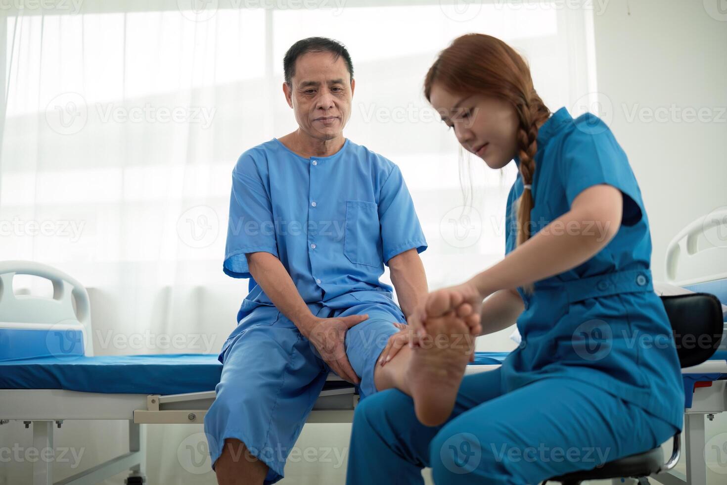 soins de santé, physiothérapeute et patient avec pied blessure, élongation et récupération avec traitement, guérison ou se soucier. physique thérapie ou consultation photo