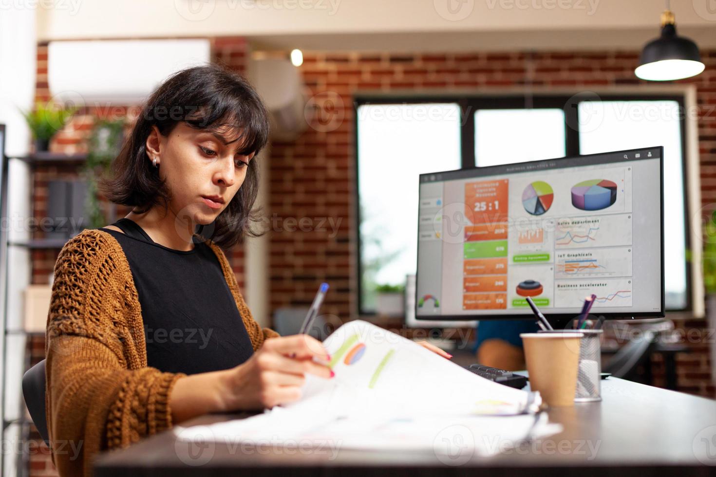 femme d'affaires analysant le graphique marketing travaillant à la stratégie de l'entreprise dans le bureau de démarrage photo