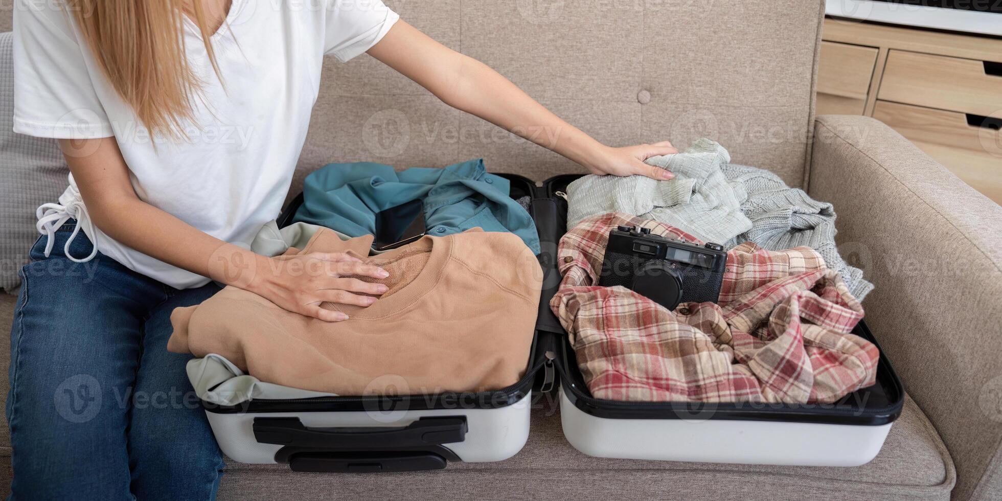 femme et valise pour Voyage heure d'été vacances emballage vêtements. se détendre et va-t-en préparation photo