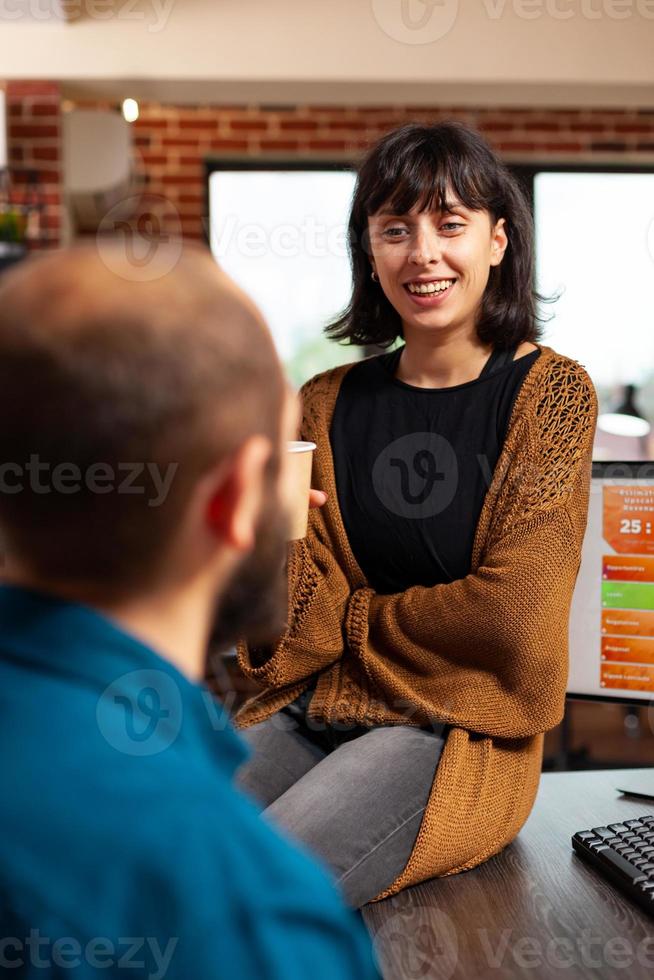 homme d'affaires parlant avec une femme gestionnaire discutant de la stratégie marketing photo