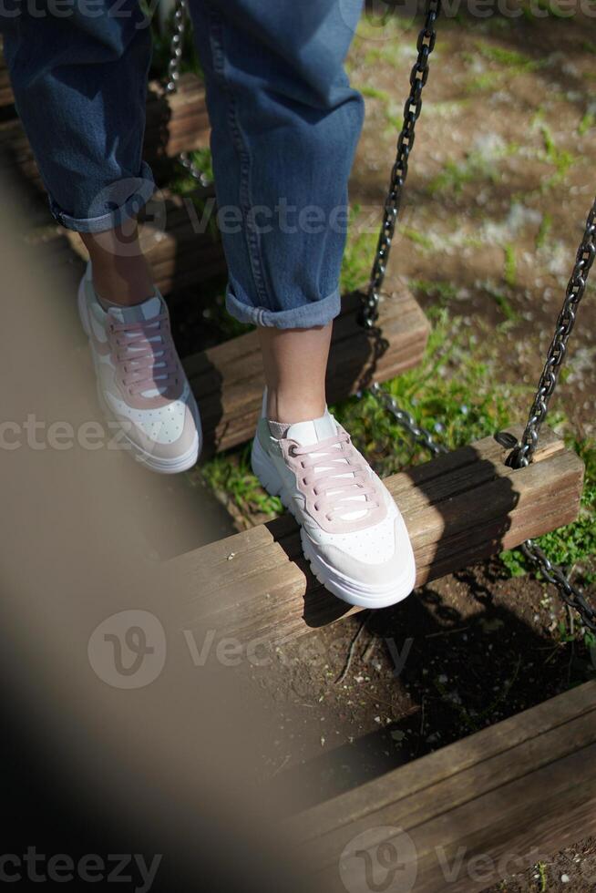 fille en marchant dans le parc photo