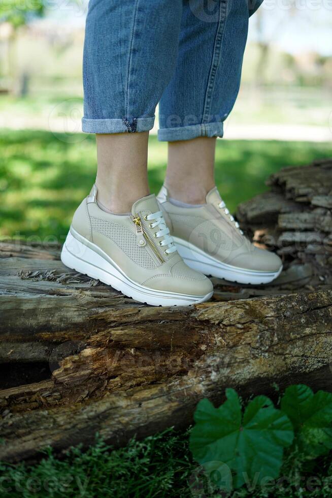 paire femmes des chaussures sur le bois photo