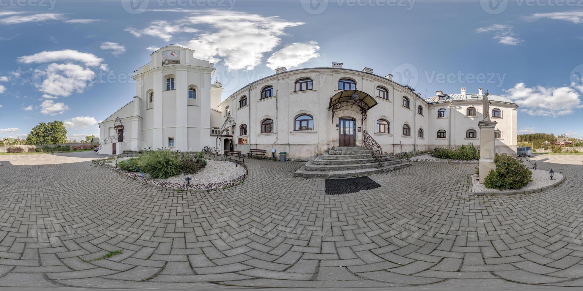 plein hdri 360 panorama aérien vue sur blanc baroque catholique église avec porte dans campagne ou village dans équirectangulaire projection avec zénith et nadir. vr ar contenu photo