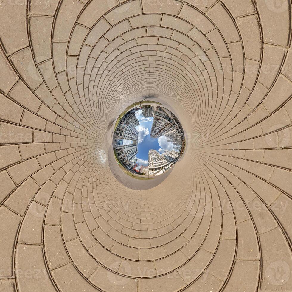 bleu trou sphère peu planète à l'intérieur le sable ou sec herbe rond Cadre Contexte photo