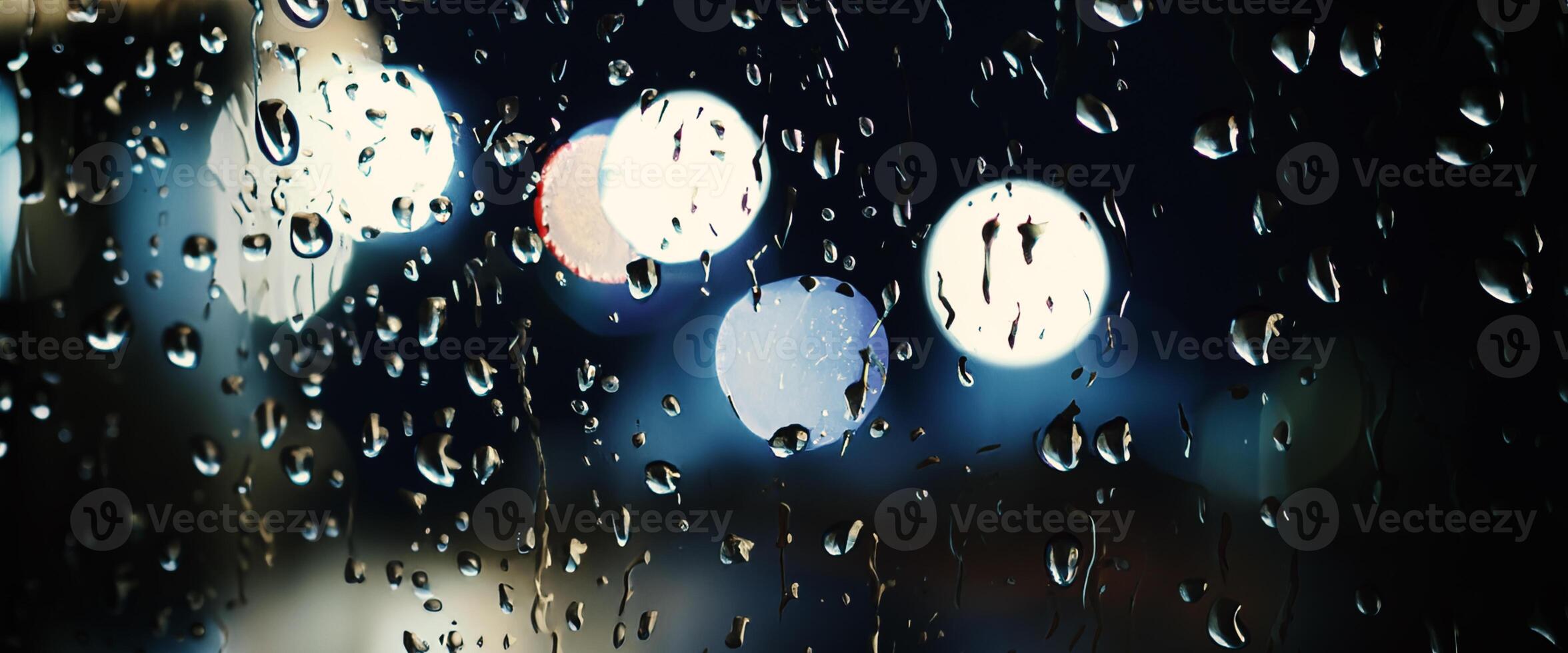 pluie laissez tomber sur fenêtre verre de café magasin et floue ville la vie Contexte. pluvieux saison et floue gens ville journée la vie ou bokeh nuit lumières à l'extérieur la fenêtre. café magasin fenêtre couvert avec pluie l'eau photo