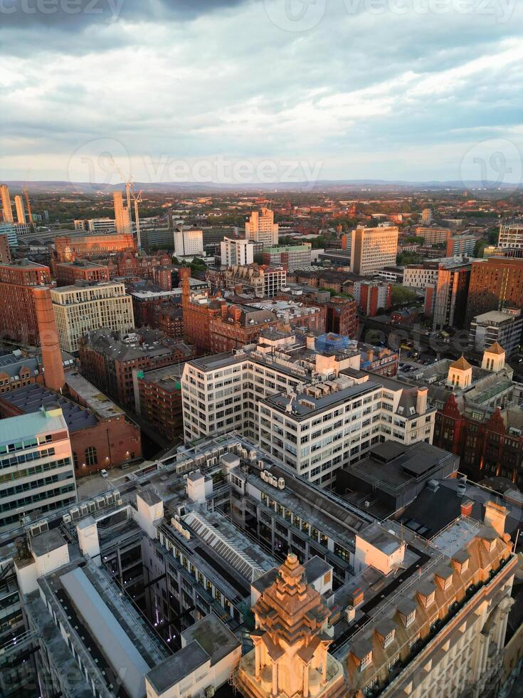 aérien vue de plus grand Manchester ville centre et grand bâtiments pendant d'or heure de le coucher du soleil. Angleterre Royaume-Uni. mai 5ème, 2024 photo