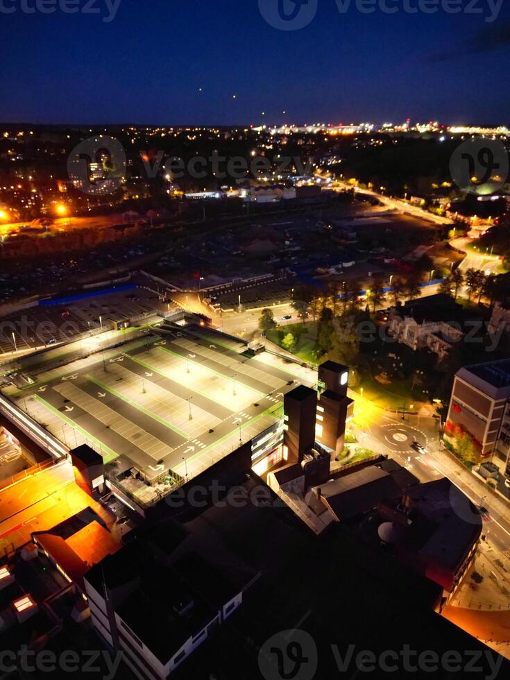 aérien vue de illuminé Britanique ville de Angleterre pendant nuit photo