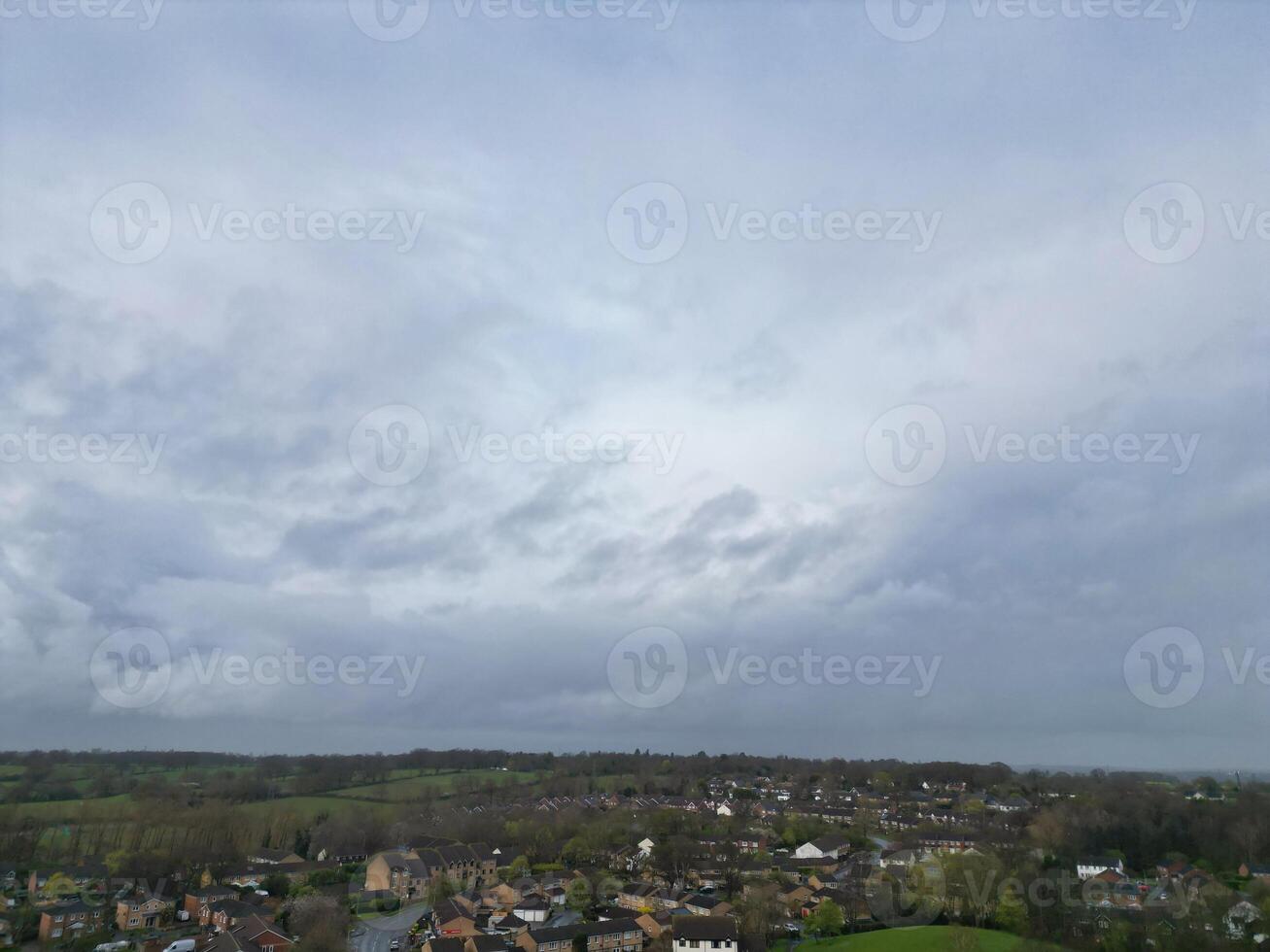 aérien vue de Elstree Londres ville de Angleterre génial Bretagne pendant nuageux et venteux journée. avril 4ème, 2024 photo