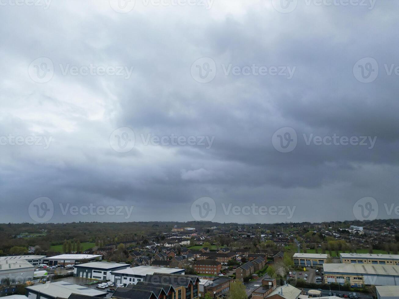 aérien vue de Elstree Londres ville de Angleterre génial Bretagne pendant nuageux et venteux journée. avril 4ème, 2024 photo