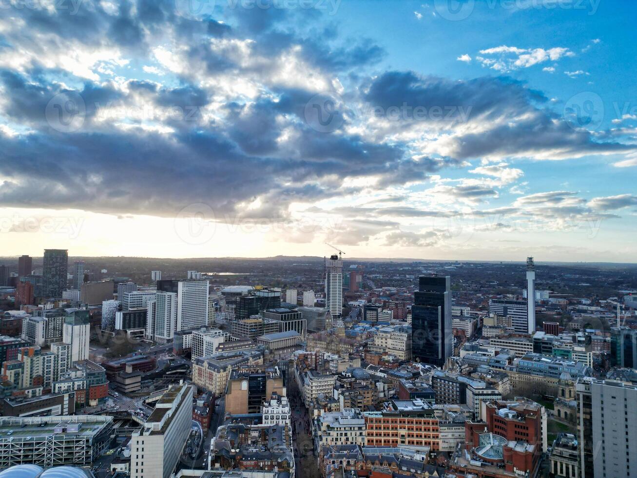 ville centre bâtiments de Birmingham central ville de Angleterre uni Royaume pendant le coucher du soleil. Mars 30e, 2024 photo