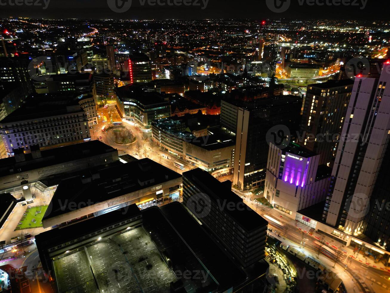 aérien nuit vue de illuminé ville centre bâtiments de Birmingham central ville de Angleterre uni Royaume. Mars 30e, 2024 photo