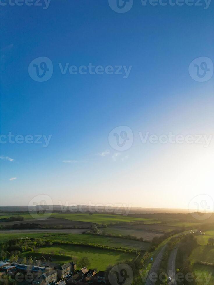 aérien vue de Britanique campagne paysage près Oxford ville, l'Oxfordshire, Angleterre Royaume-Uni pendant lever du soleil Matin. Mars 23, 2024 photo