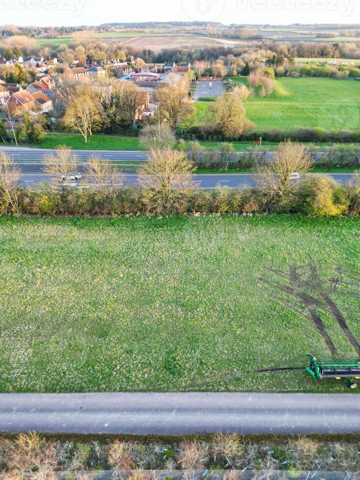 haute angle vue de parc et balade autobus station à colline d'épine Oxfordshire Angleterre uni Royaume pendant lever du soleil. Mars 23, 2024 photo