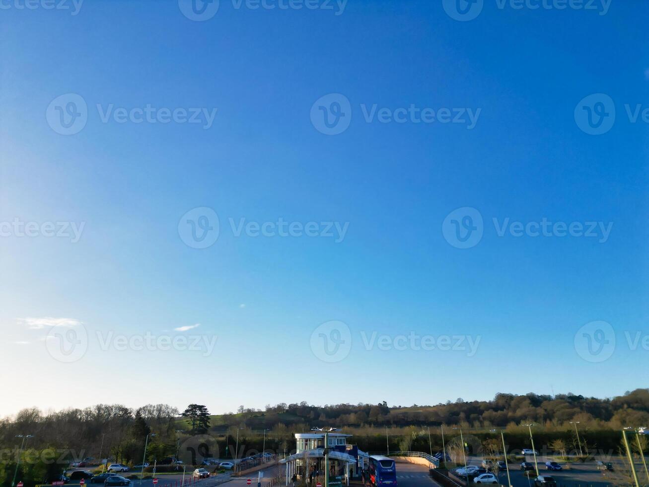 haute angle vue de parc et balade autobus station à colline d'épine Oxfordshire Angleterre uni Royaume pendant lever du soleil. Mars 23, 2024 photo