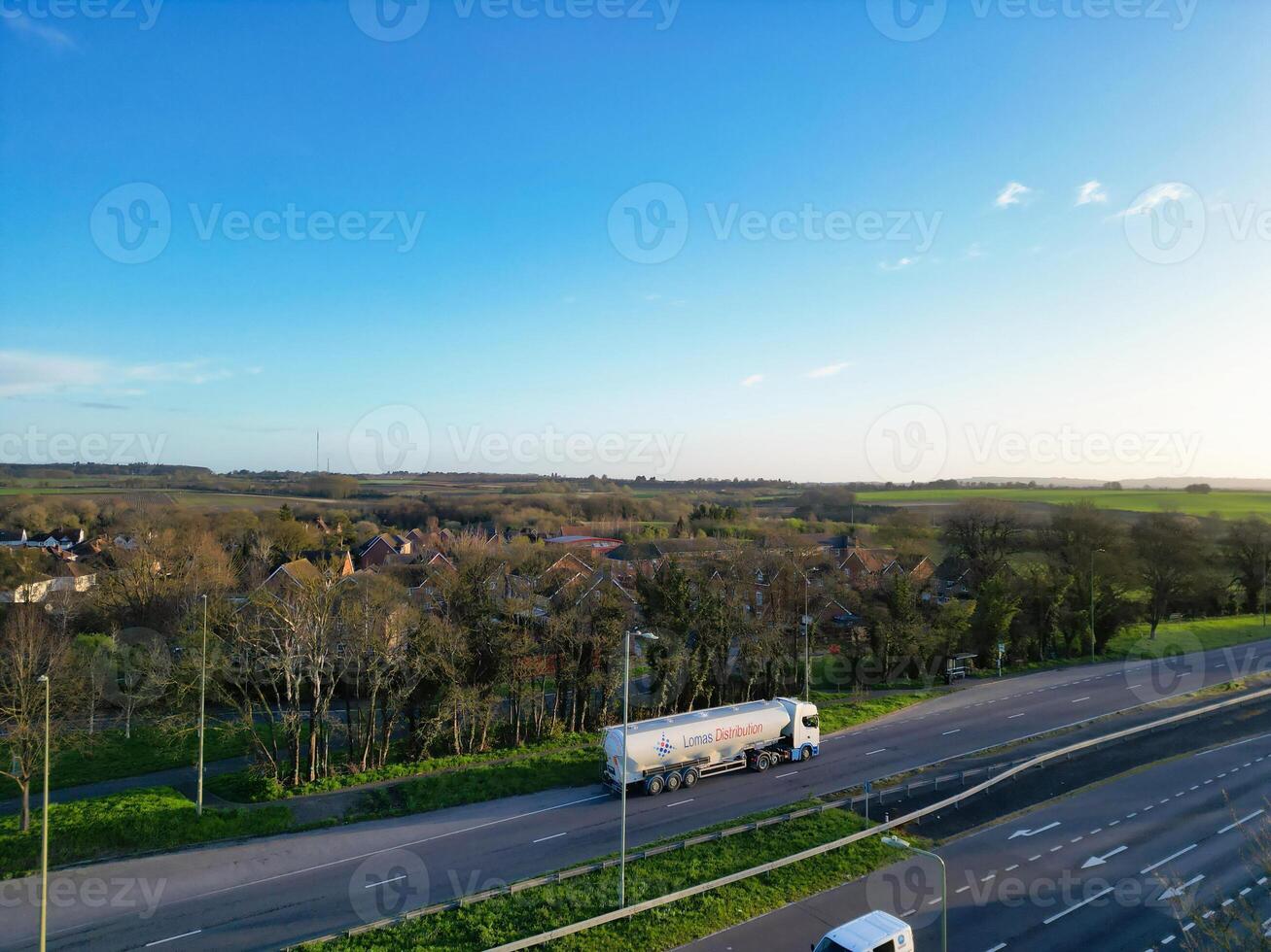 haute angle vue de parc et balade autobus station à colline d'épine Oxfordshire Angleterre uni Royaume pendant lever du soleil. Mars 23, 2024 photo