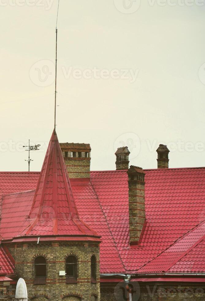 fragment d'un toit métallique de l'ancien bâtiment restauré à plusieurs étages à lviv, ukraine photo