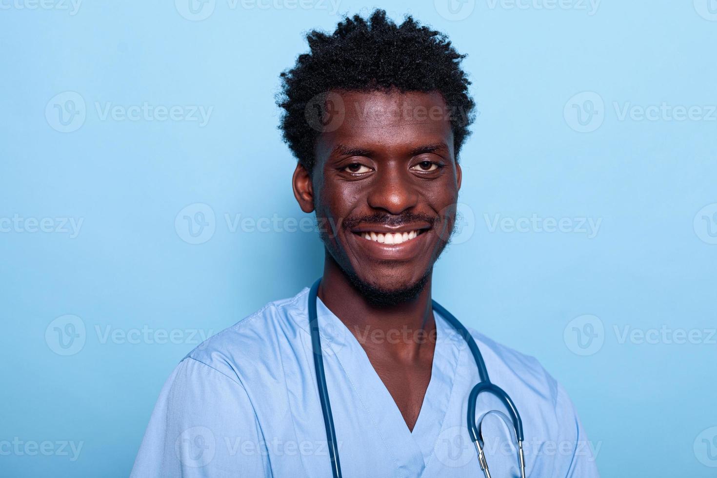 portrait d'une infirmière afro-américaine souriante en studio photo