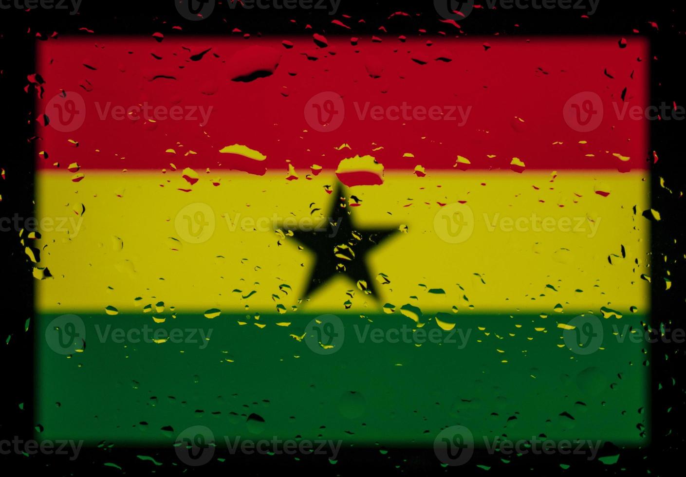 gouttes d'eau sur fond de drapeau du Ghana. faible profondeur de champ. mise au point sélective. tonique. photo