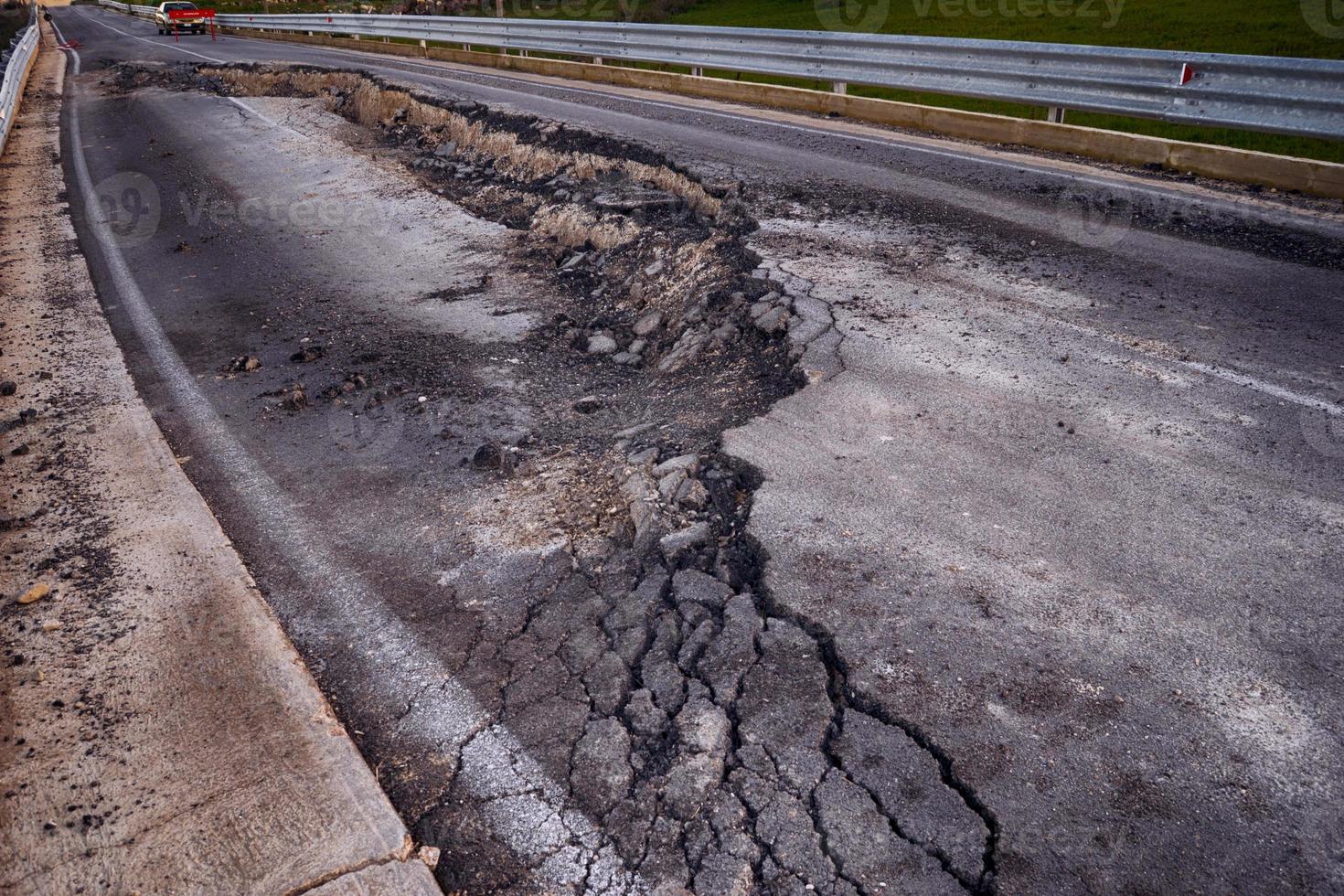 route goudronnée détruite par le glissement de terrain photo