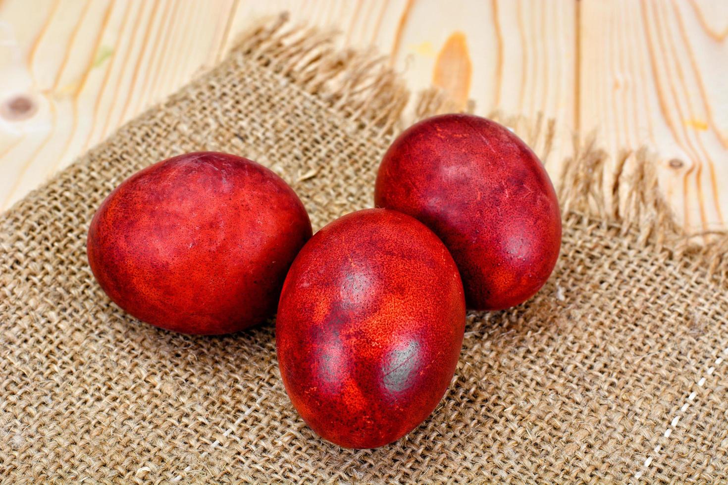 peints en pelures d'oignons oeufs pour pâques photo