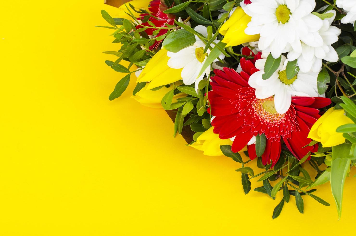 délicieux bouquet de fleurs sur fond jaune. photo d'atelier.