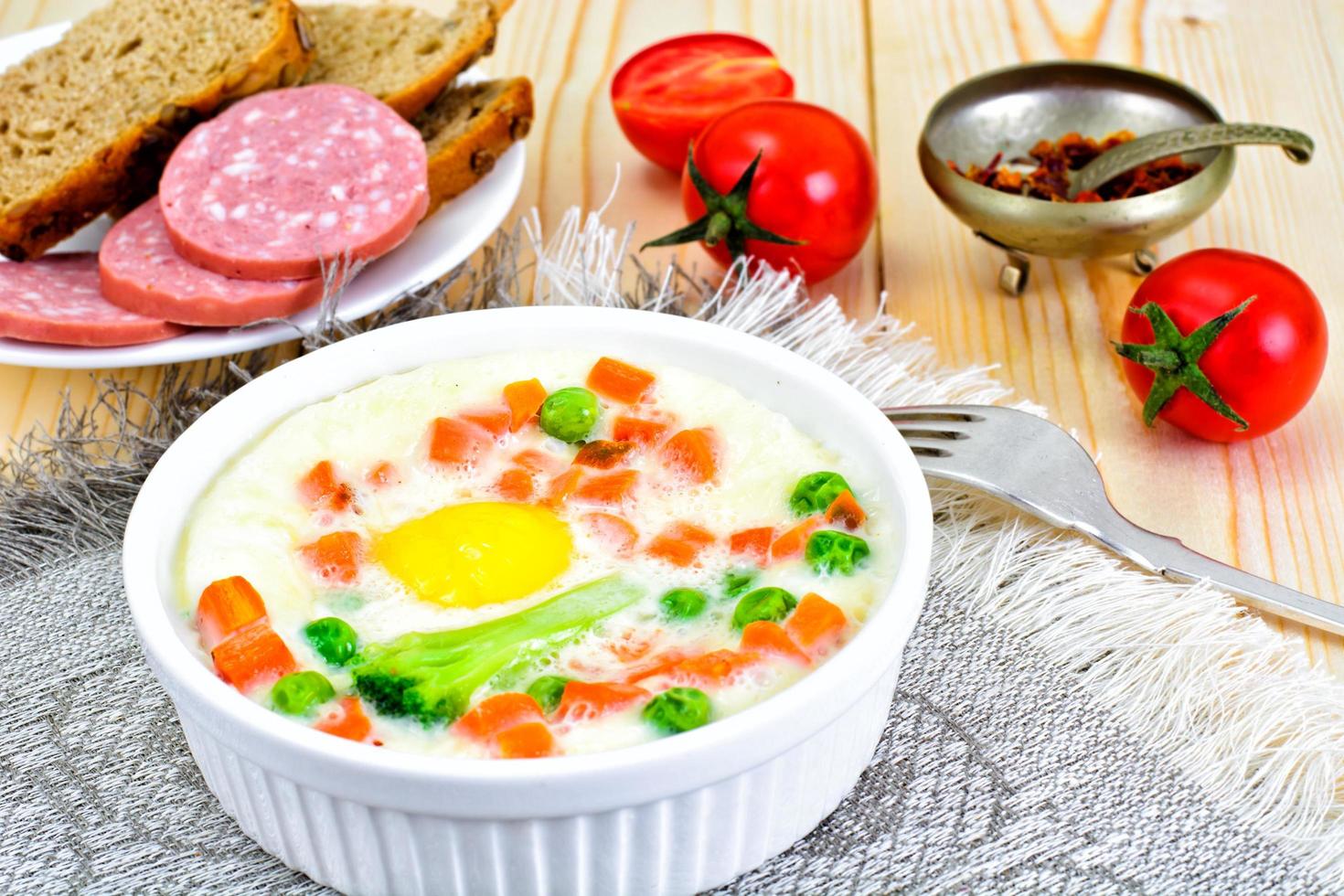 alimentation saine et diététique. oeufs brouillés aux légumes photo