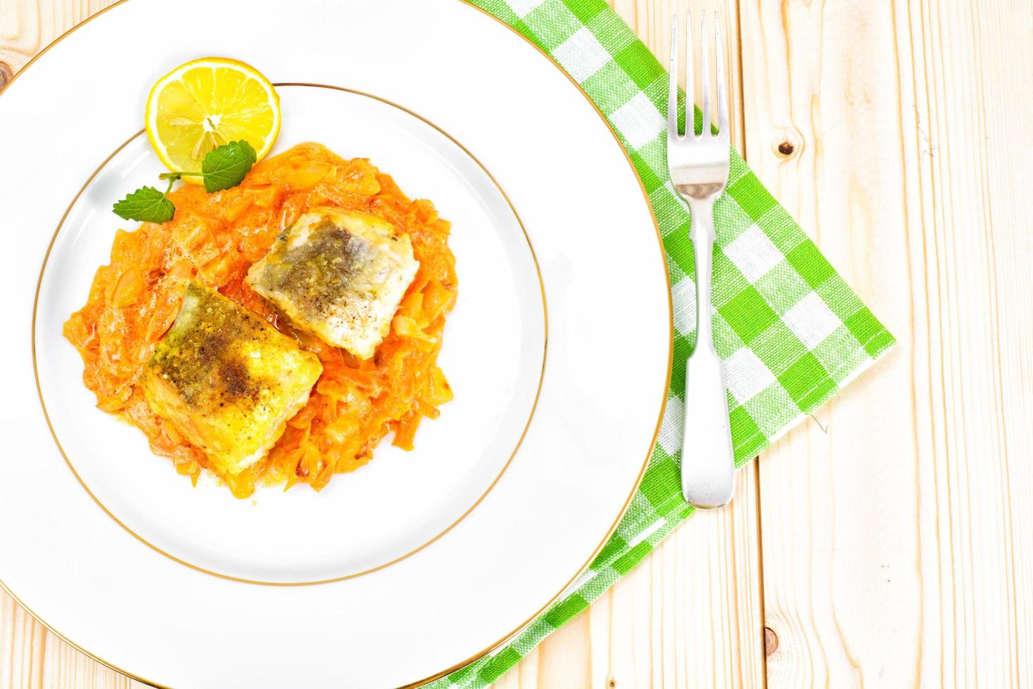 poisson à la grecque avec oignon et carotte photo
