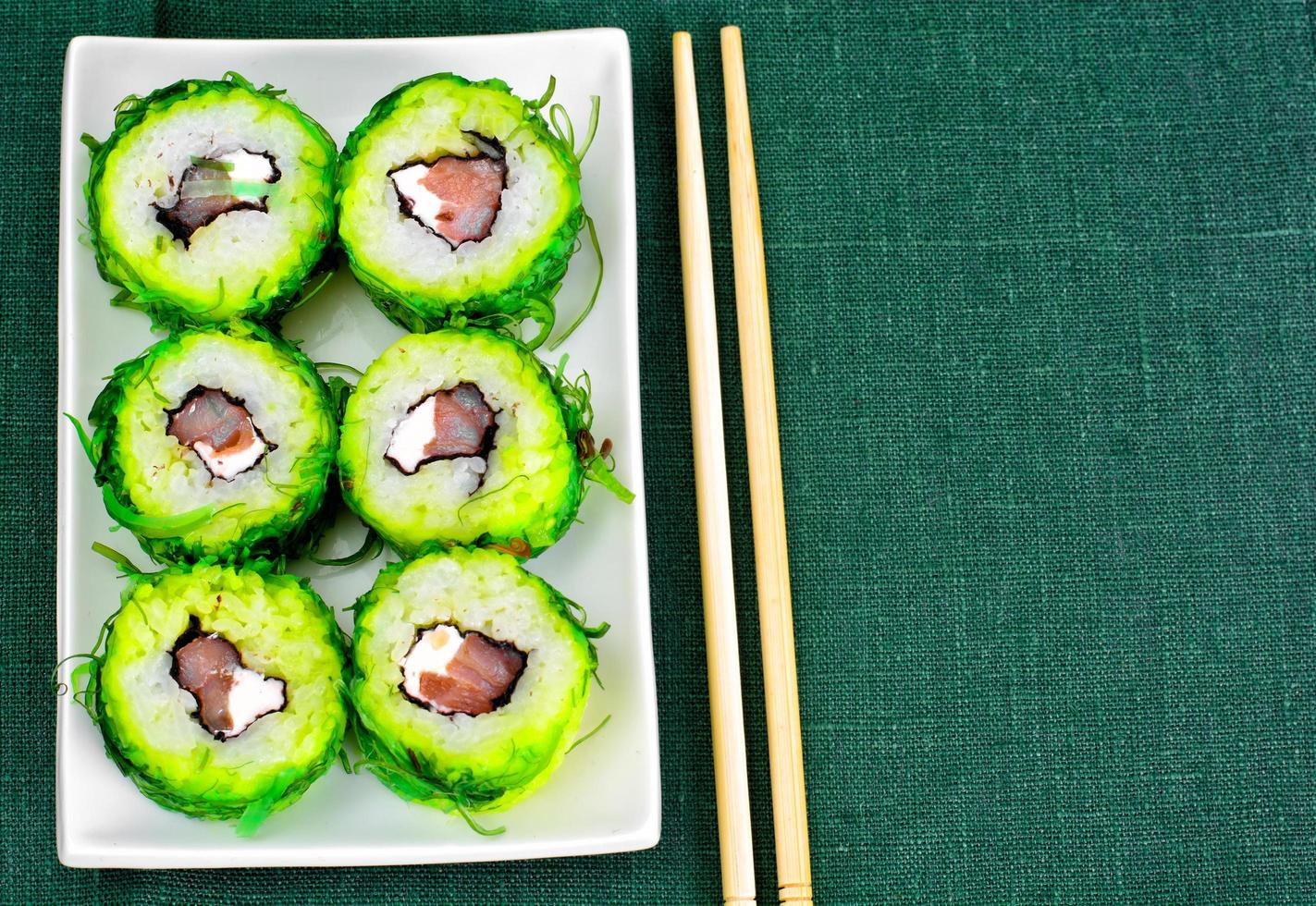 rouleau de sushi avec chukoy, saumon et fromage photo